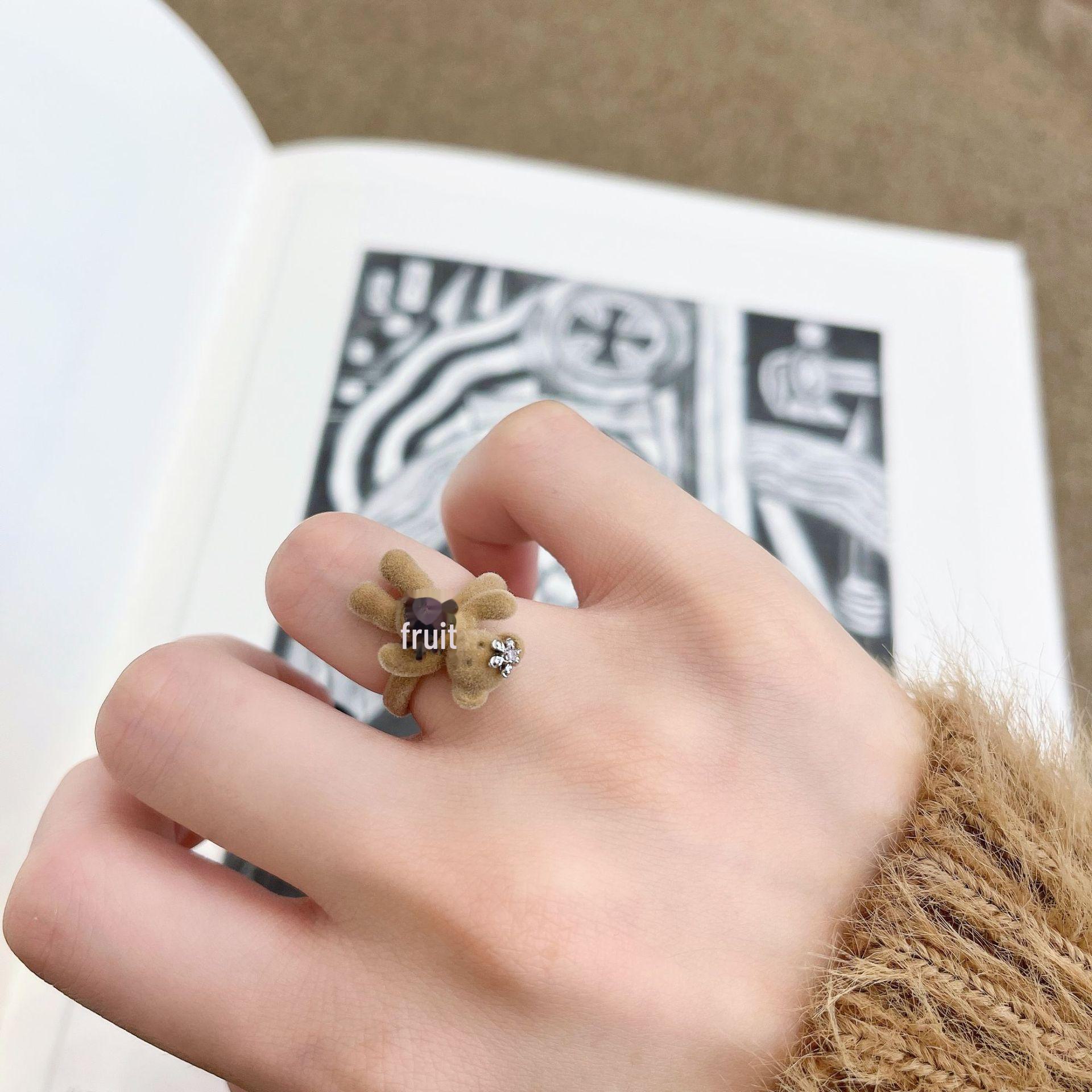 

Комплект из осенне-зимних сережек с бриллиантами и кольца Love в виде медведя-цветка Love Bear светло-коричневого