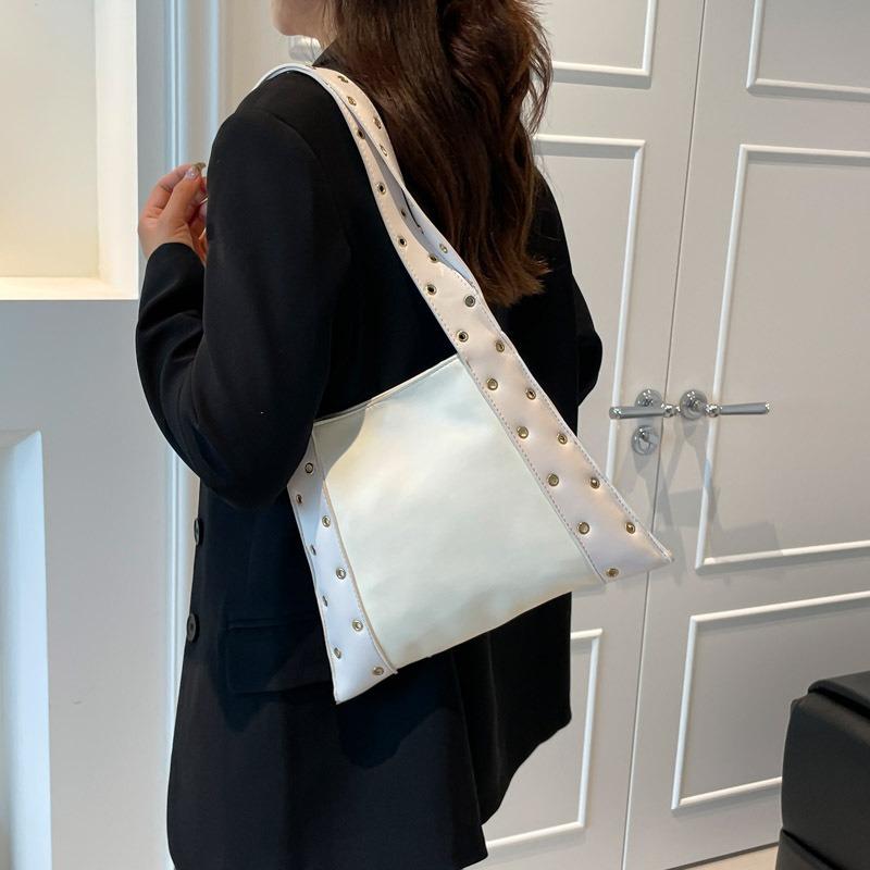 Trend Rivet Versatile Underarm Bag Women's Early Autumn Large Capacity Locomotive Wind Commuter Daily Tote Bag