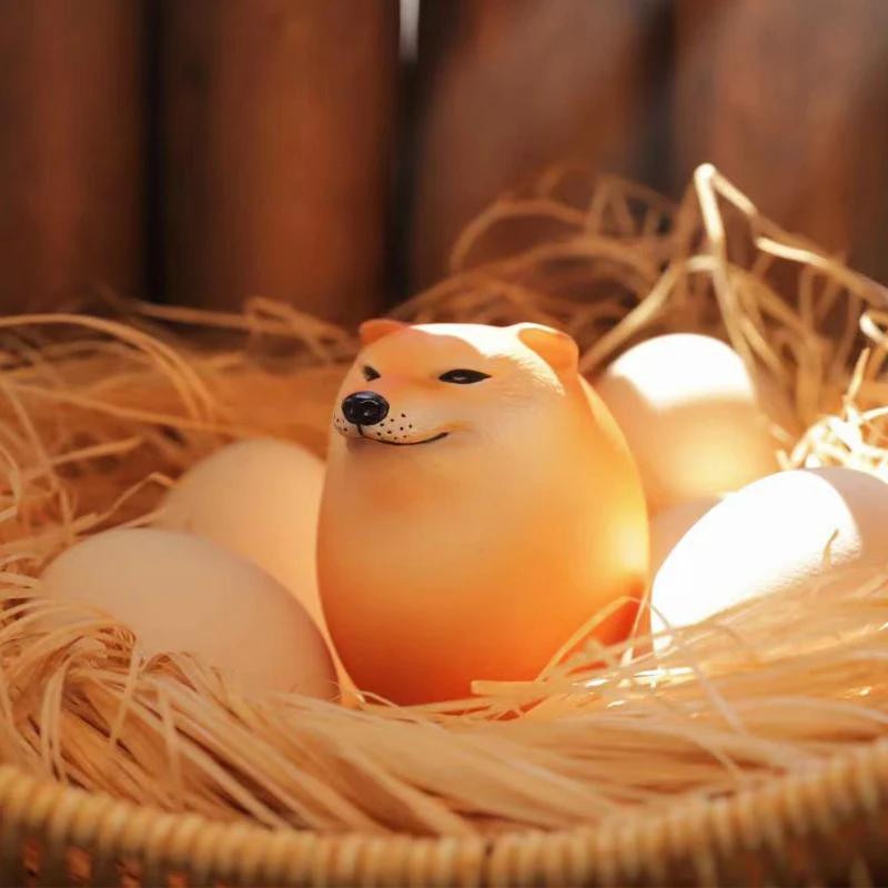 Kreative Shiba Inu Realistische Eiform Figur PVC Schreibtischdekoration Hund & Ei Union Dekorationen für Heimbüros Lustige Weihnachtsgeschenke