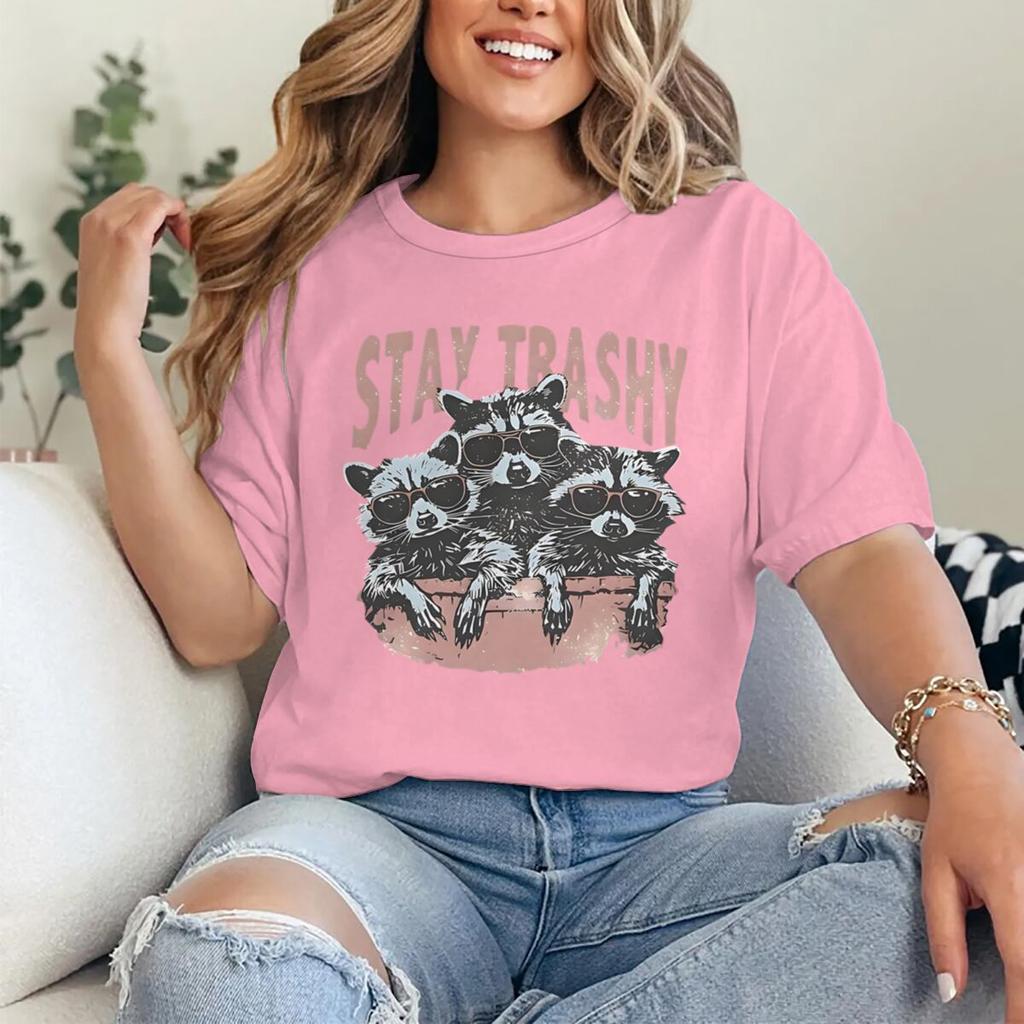 Neues Design Stay Trashy Waschbär T-Shirts Trash Panda Retro Boho Kurzarm Oberteile T-Shirts Damen Herren Kleidung Lustiges Waschbär T-Shirt