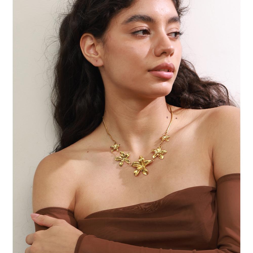 Yhpup Popolare Collana con Ciondolo a Fiore in Acciaio Inossidabile Catena Metallo Resistente all'Appannamento Moda Collare Gioielli Placcato PVD Impermeabile