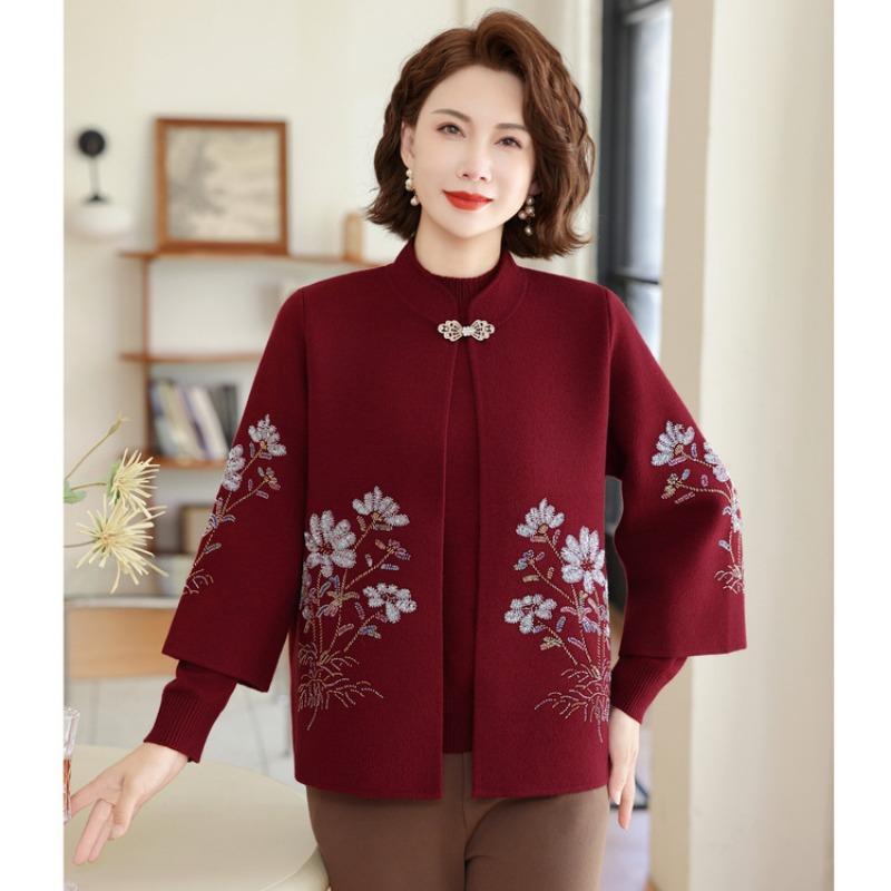 Middle-aged and old women's mother autumn clothes new knitted cardigan two-piece set autumn and winter fashion sweater heavy craft coat
