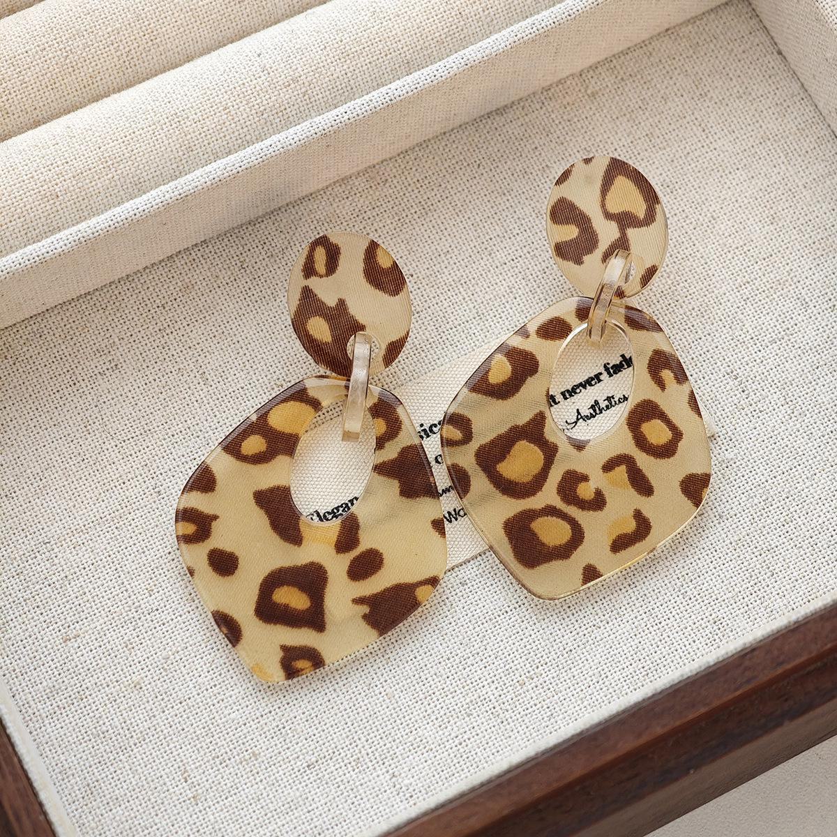 

Акриловые серьги в европейском и американском стиле с леопардовым принтом в виде сердца: Стиль Майяра, легкая роскошь, простая мода, универсальная одежда. E6786 diamond жёлтый