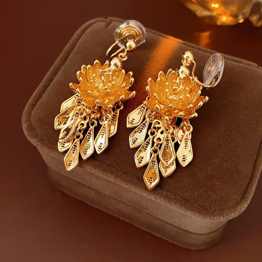 Boucles d'oreilles à clip pompon feuille de lotus plaqué or Boucles d'oreilles haut de gamme pour femmes Nouveau style chinois Zircon pour mariée de femmes anciennes