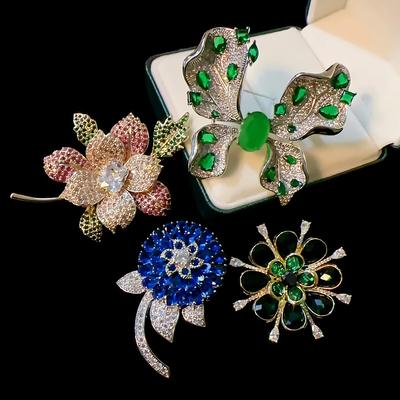 Broche repleto de circonita de mariposa Esmeralda de lujo, Pin temperamento, ramillete de peonía rosa elegante, accesorios para chaqueta, joyería para mujer
