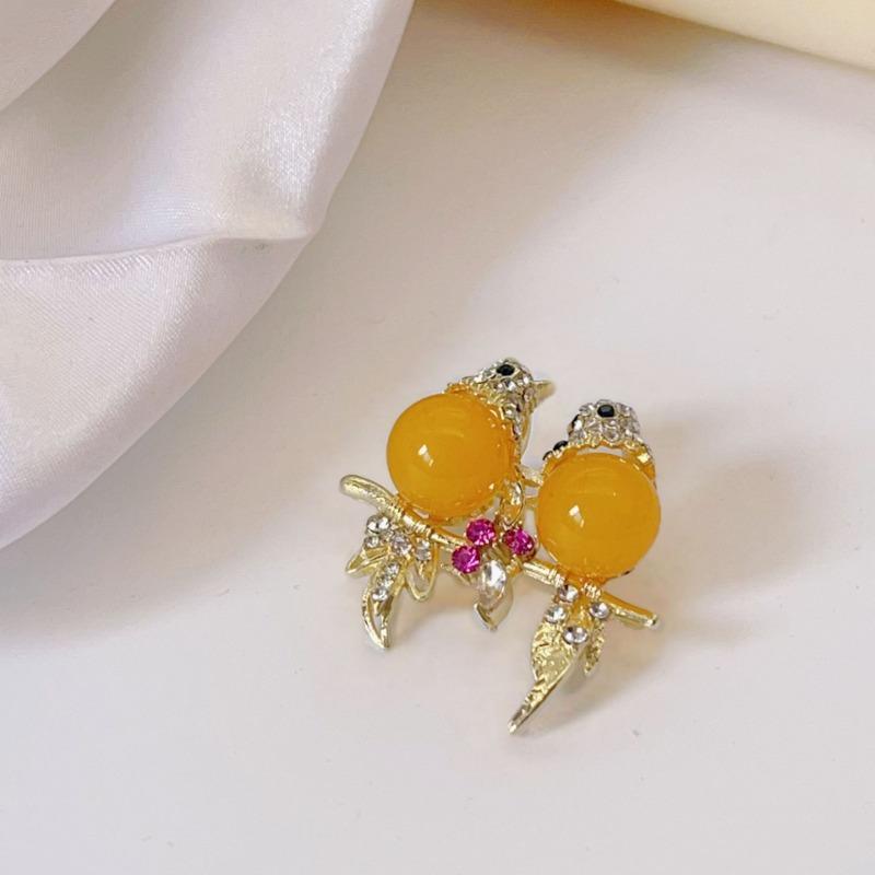 Luxe en ingetogen paar gele wielewaalbroches, hoogwaardige, exclusieve kleine corsage, broche met ontspiegelende sluiting.