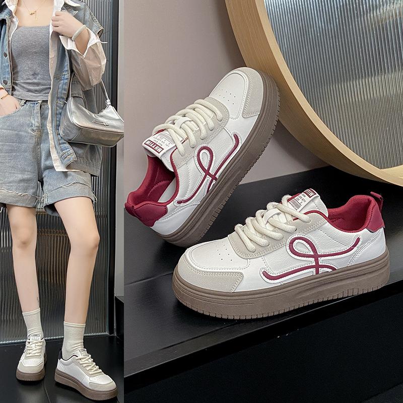 Global versatile small black white shoes women's 2025 autumn new niche non-collision high-value couple casual board shoes