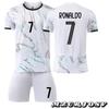 2025/26 Ronaldo Portugalsko venkovní fotbalový dres č. 7 Dětské sportovní oblečení Bílá 3 pásky na paži Klíčenka