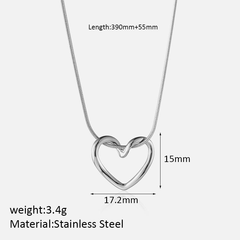 New hollowed heart necklace for girls, minimalist design student pendant, versatile stainless steel collarbone chain