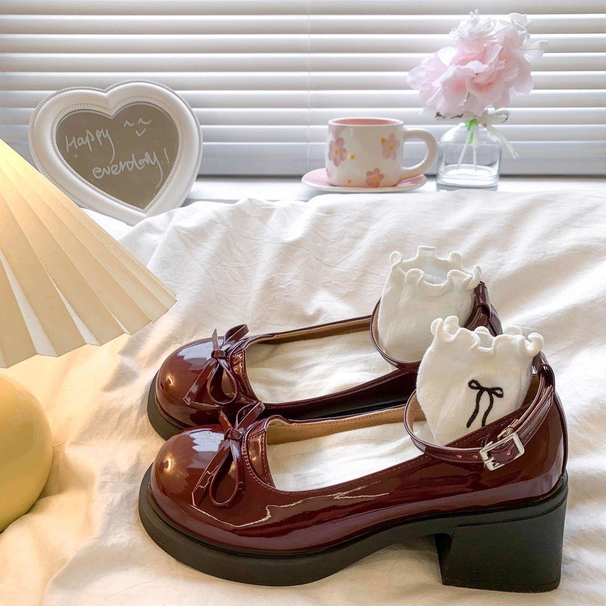 

Французские ретро красные туфли Мэри Джейн женские 2025 осень новые толстый каблук маленькие кожаные туфли с юбкой высокие каблуки 35 красный