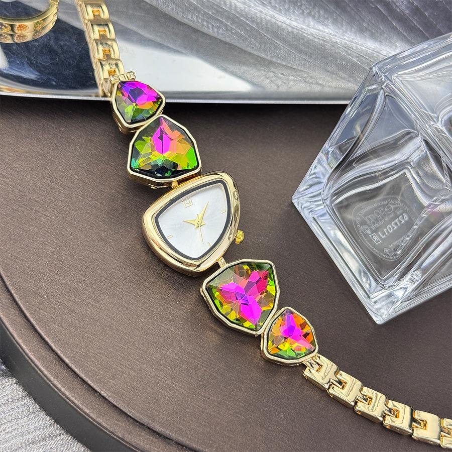 

Необычные часы с ремешком в виде крупных бриллиантов, модные женские часы, легкая роскошь, нишевый цвет, инкрустированные бриллиантами, кварцевые часы особой формы