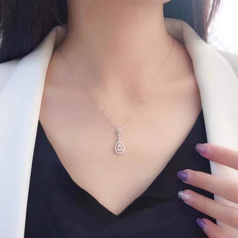 Luxury Pear-Shaped Diamond Pendant Necklace for Women – Water Drop Design with Clavicle Chain.