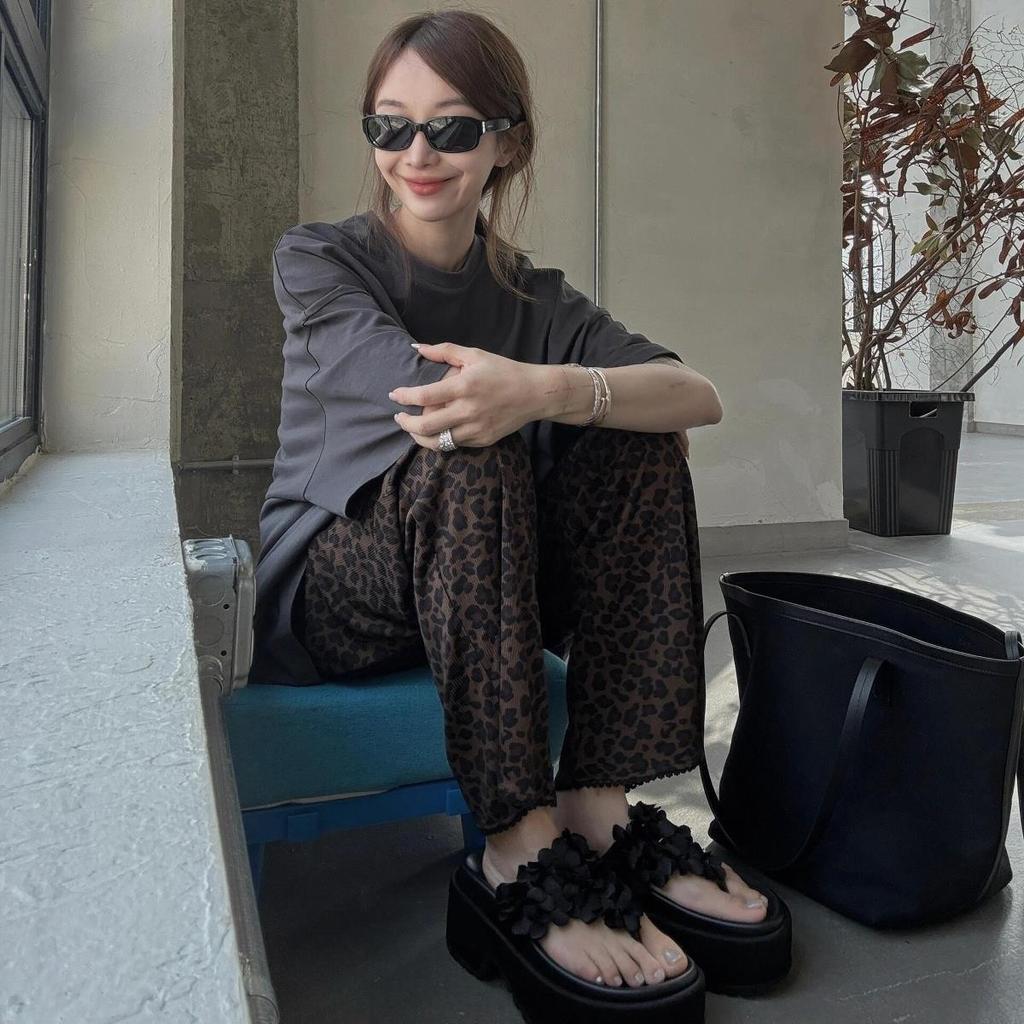 Sheepskin Zhao Zhaoyi has the same thick-soled slippers, women's summer flip-flops, and women's shoes wear French flip-flops.