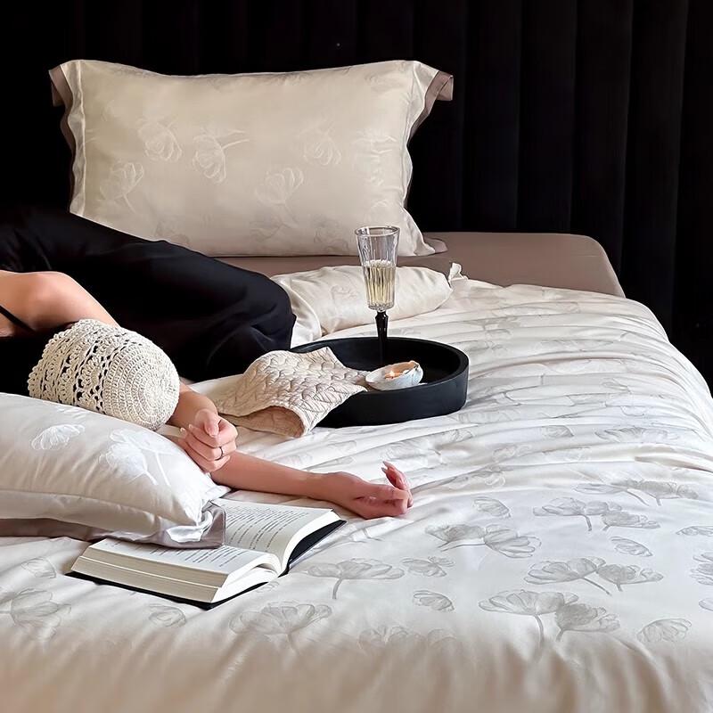 Yuzhaolin 4-Piece Bedding Set