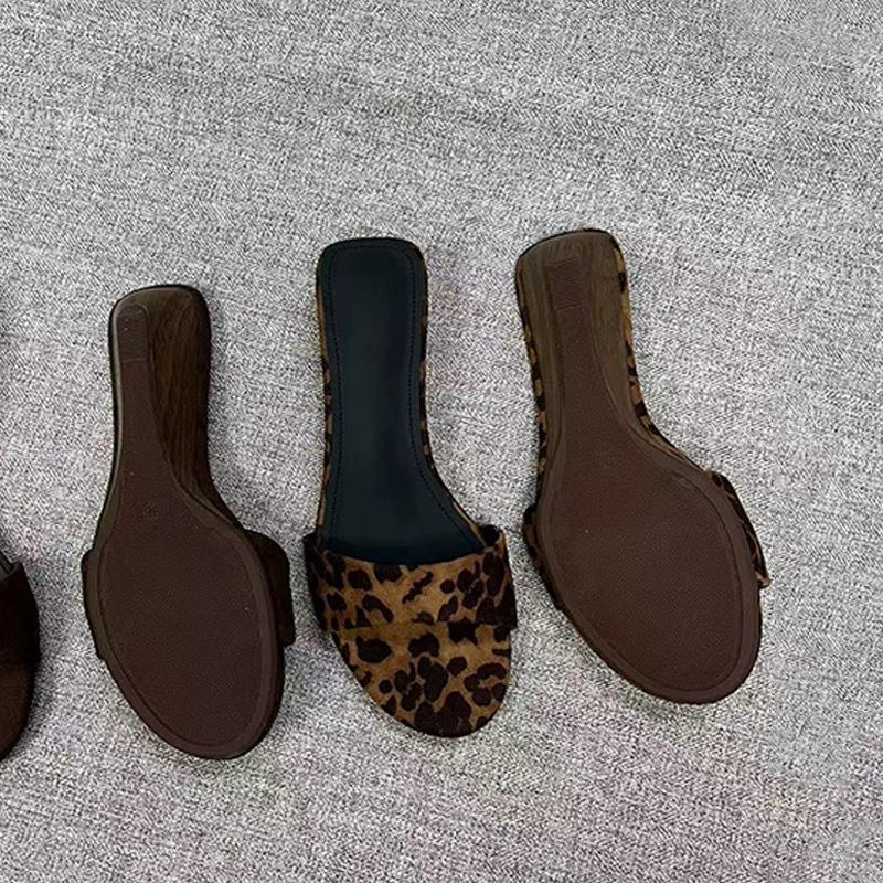 Versiune piele de oaie~ papuci de casă nișă cu imprimeu leopard cu degetele libere pentru femei de purtat vara 2025, papuci cool cu toc pană cu aspect de lemn și toc înalt