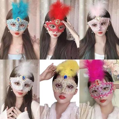 Halloween-Halbgesichtsmaske mit Federn für Damen