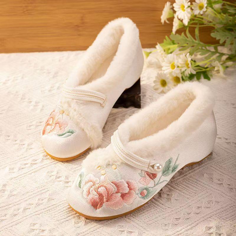 2026 Winter Women's Chinese Traditional Flat Sole Embroidered Cotton Shoes Soft Sole Shallow Slip On Plush Warm Retro Shoes