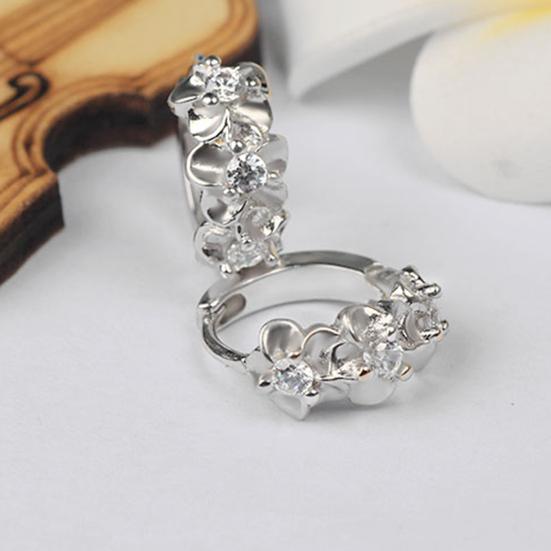 

1 пара женских сережек-колец, однотонные, долговечные, в форме цветка из нержавеющей стали, противоаллергические