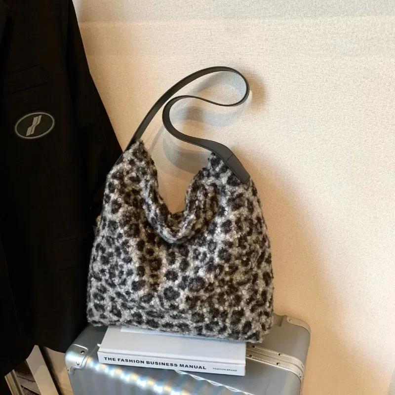 Leopard print plush bag for women  large capacity  autumn and winter  new item  furry  university student  class bag  commuting