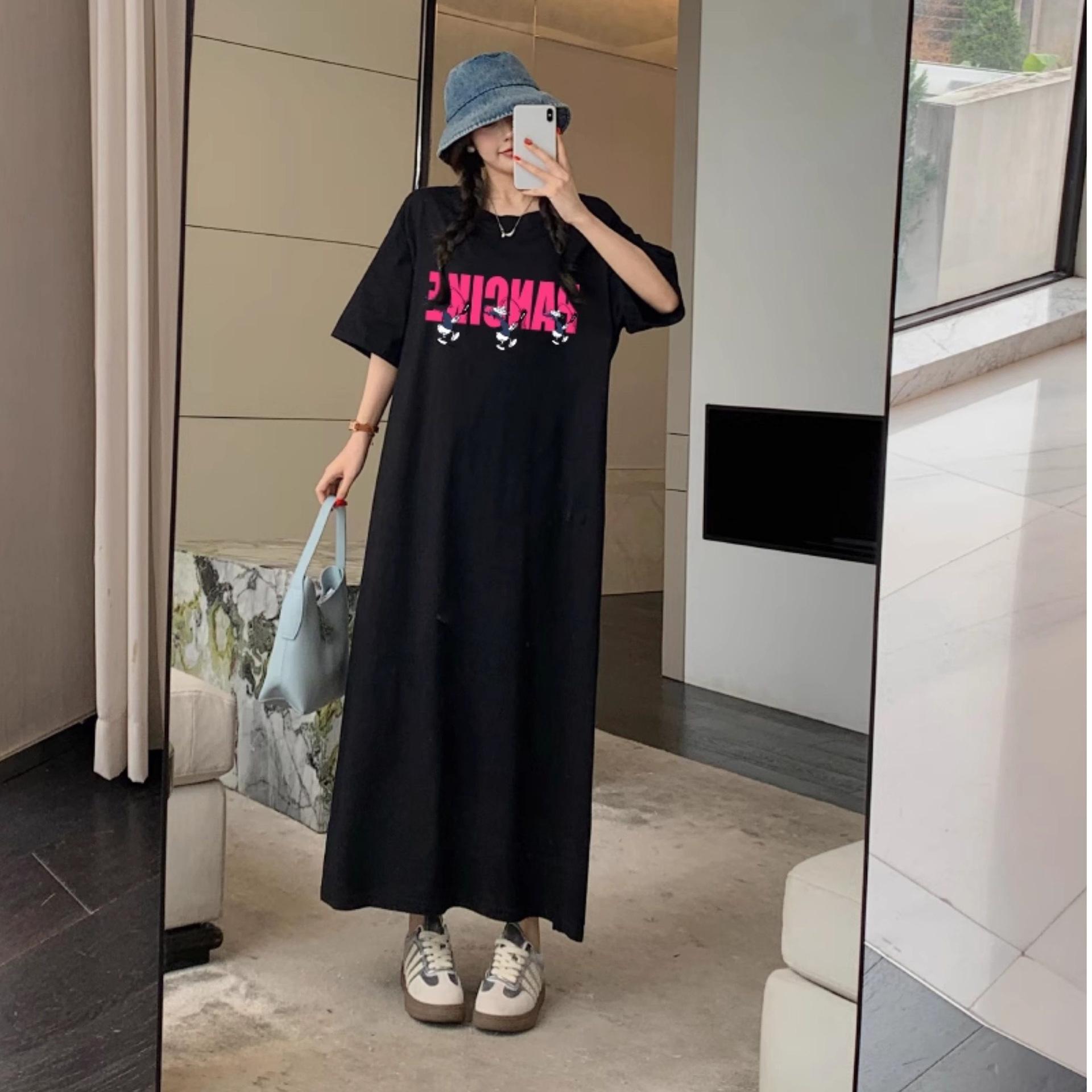 

Это новое летнее платье для женщин. Оно имеет модное черное короткорукавное, свободное и непринужденное длинное платье-футболку 4XL чёрный