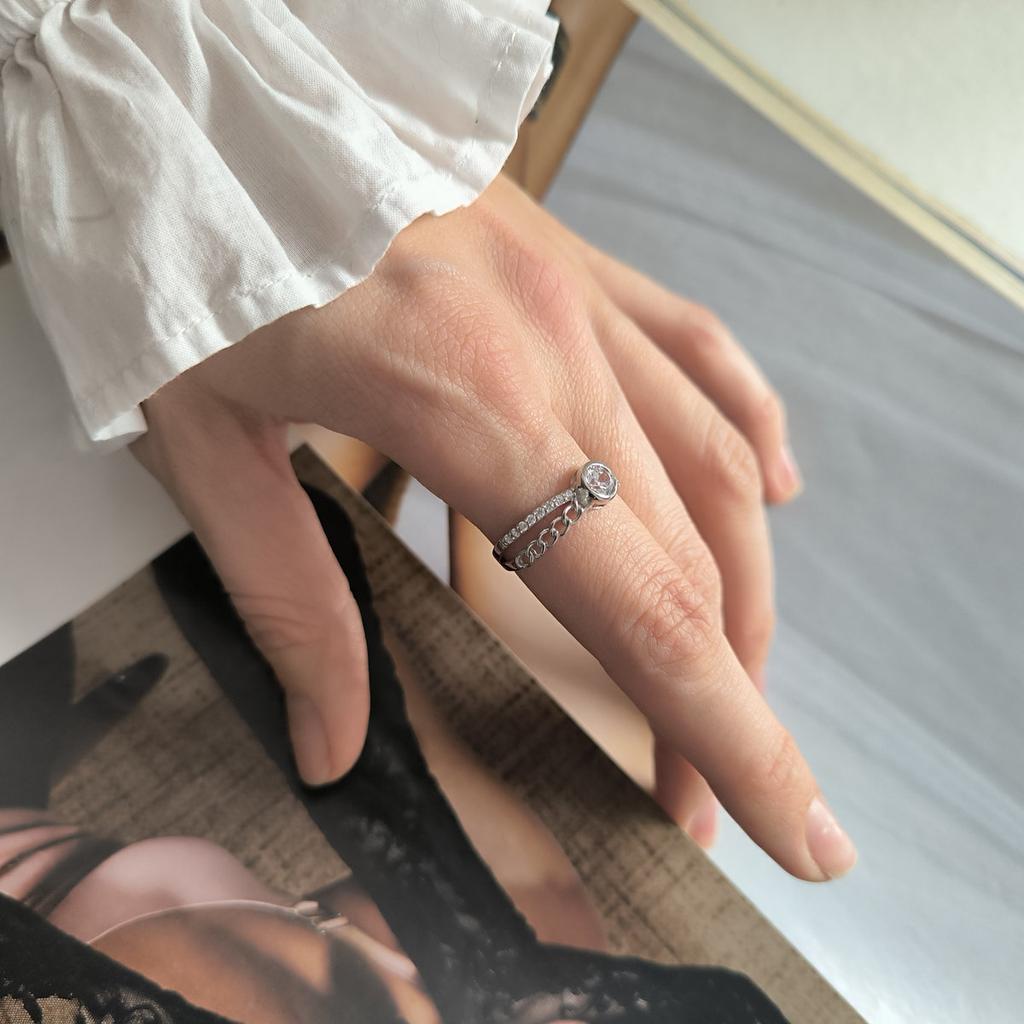 Серебряное кольцо с фианитами, вес изделия 1,96 гр (2197768)