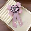 Koreanische Stoffschleife Brosche Strassstein Perle Mode Kamelienblüte Anstecknadeln Luxuriös Hochzeitsfeier Abzeichen Schmuck Geschenke für Frauen