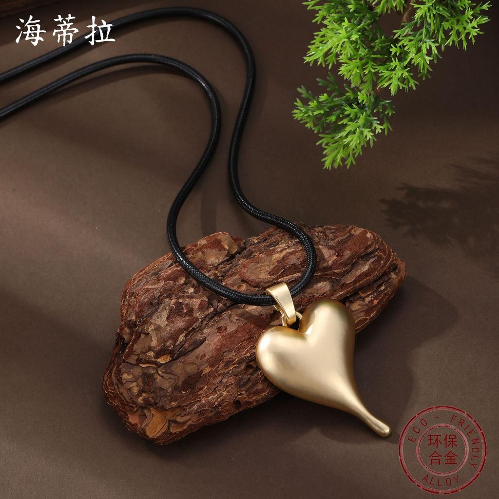 New Dumb Gold Love Leather Rope Long Pendant, Women's Simple High-end Heart-shaped Black Leather Rope Long Necklace