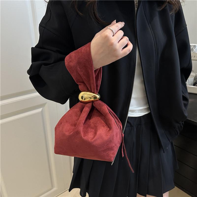 This Is A Simple and Stylish Women's Bag with A Pleated Design. It Is A Niche and Unique Large-capacity Bucket Bag