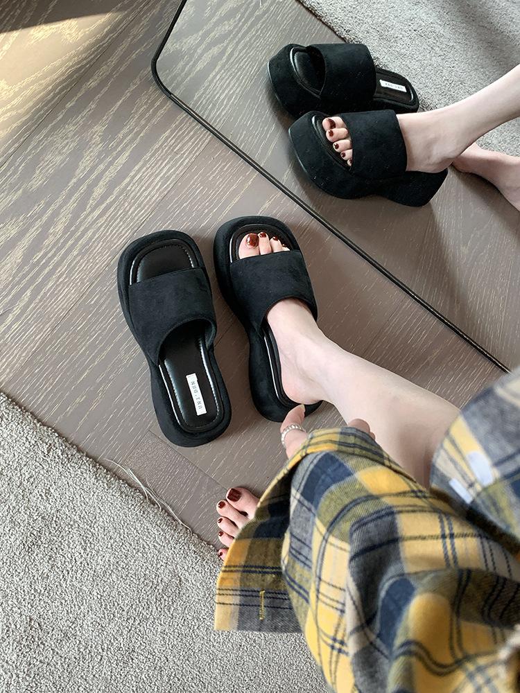 

Thick-soled one-word drag women s summer wear 2025 new design sense niche muffin shoes dopamine open-toed cool slippers women 40 чёрный