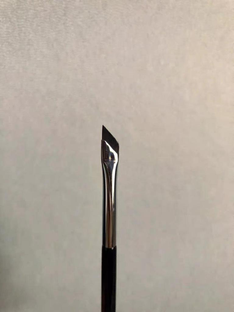 Abgewinkelter, flacher Eyeliner- und Seidenraupen-Detailpinsel – Augen-Make-up-Tool