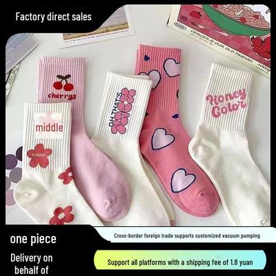 „Rosa florale Love Letter Mid-Tube-Socken – süße und trendige Herbst-/Winter-Freizeitkleidung für Damen“