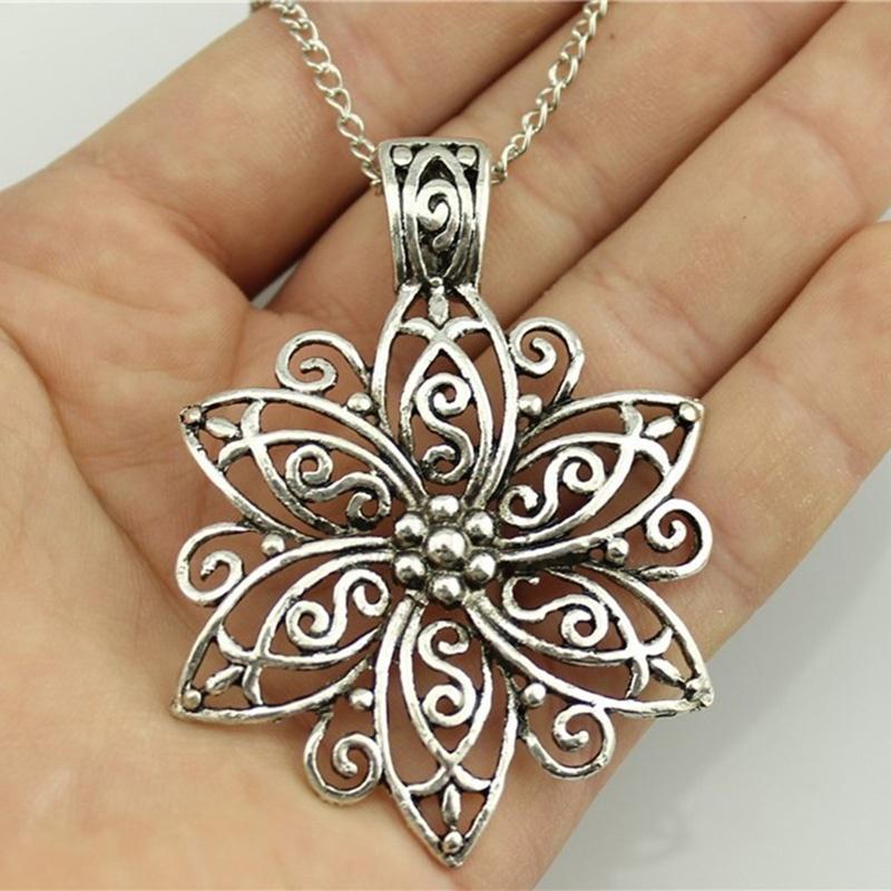 Collana Lunga Con Pendente Fiore Piegato Dorato – Gioiello Donna Chunky In Metallo – Regalo Di Nozze E Compleanno