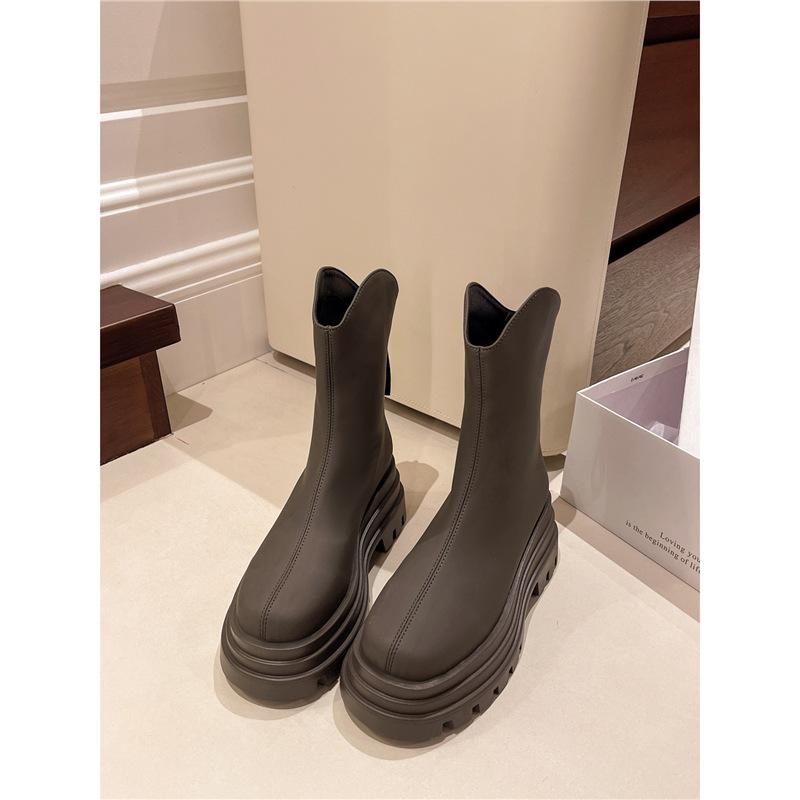 In the Autumn and Winter of 2024, the New Korean Version of Short Boots with a V-shaped Mouth Is Simple and Thin, and the Zipper Thick Heel Medium Hee