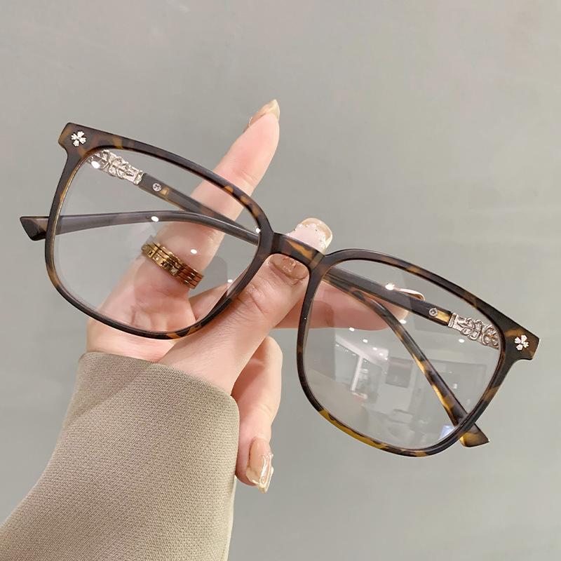 Anti-blue Light Glasses: Stylish Large Frames for Female Students and Trendy Prescription Glasses for Men.
