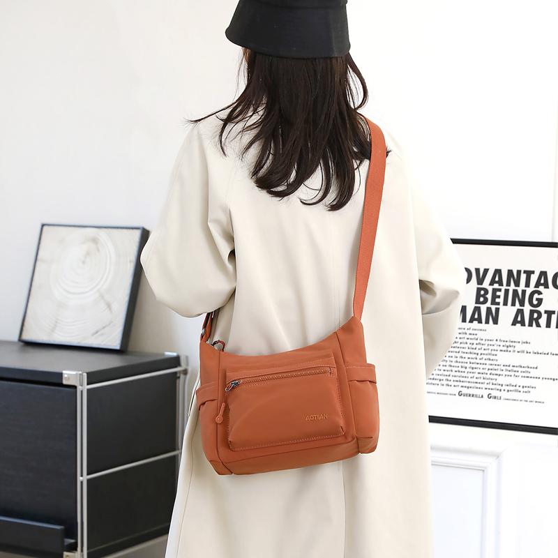 Dámská vícekomorová taška přes rameno Outdoorová crossbody taška