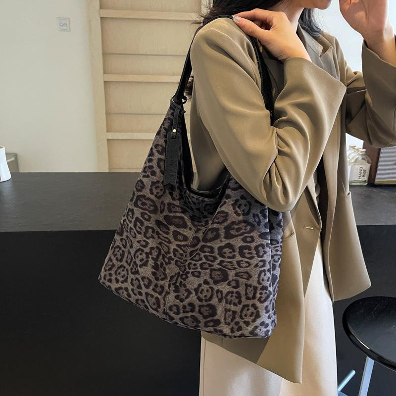 Autumn and winter retro commuter bag women's 2025 new shoulder underarm bag casual large capacity student class tote bag