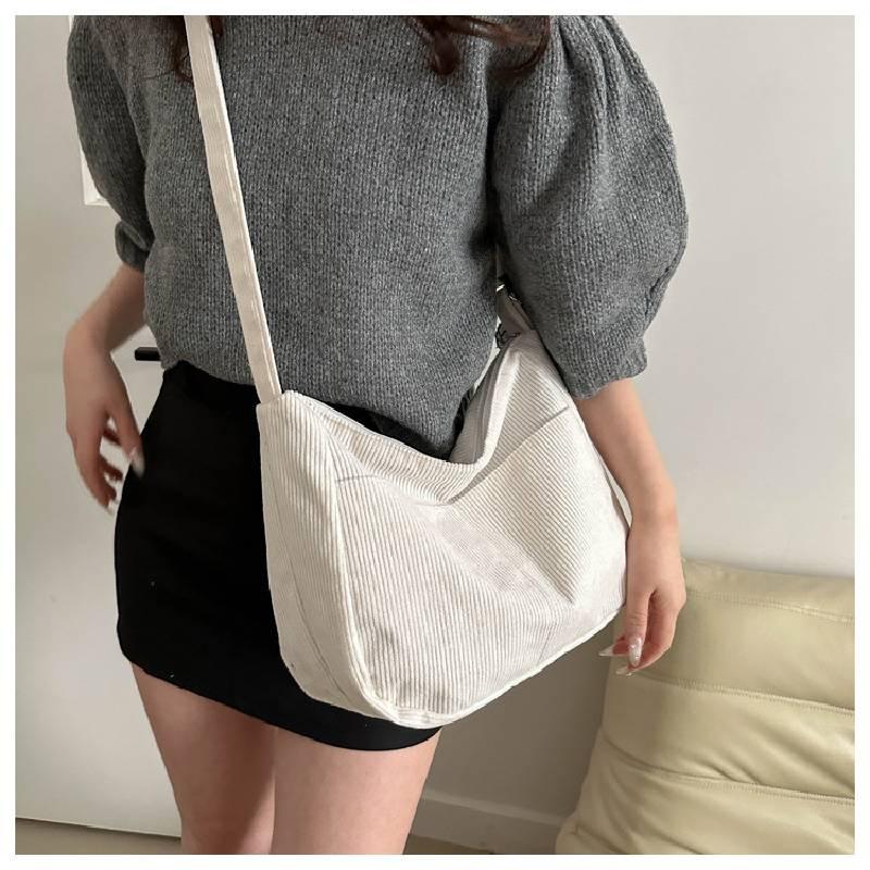 Fashionable Women's Shoulder Bag With Zipper Closure And Phone Pocket