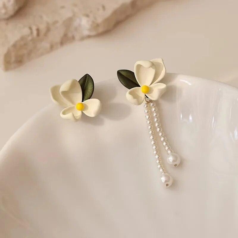 2023 новые корейские висячие серьги с цветком гардении для женщин, модные элегантные серьги с белым цветком и зеленым листом, ювелирные изделия, подарки 2