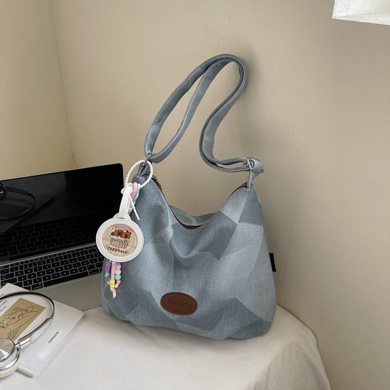

Large-capacity messenger tote bag fashionable contrasting color bag women s 2025 summer new simple and fashionable shoulder commuter bag