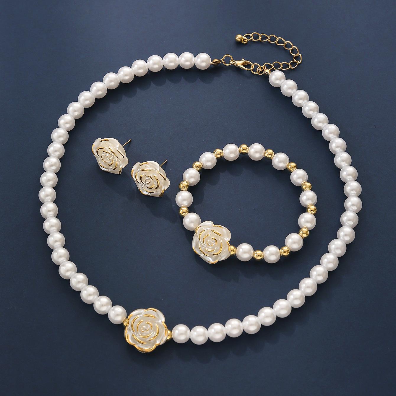 

Женский комплект украшений «Камелия» с ожерельем, браслетом и серьгами-гвоздиками one size