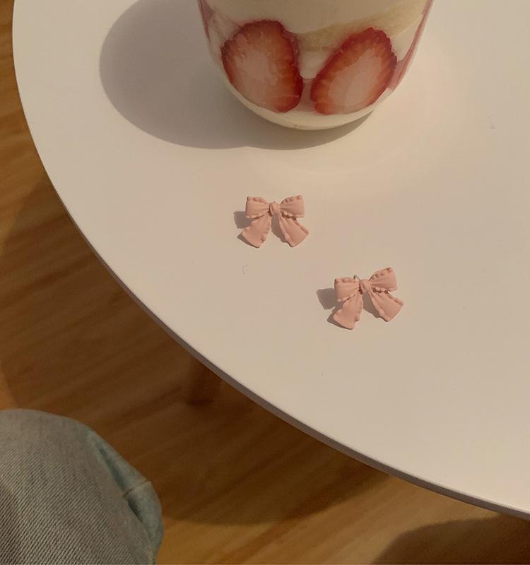 

2024 Trendy Minimalist Bow Stud Earrings: Japanese & Korean Style, No-Piercing Ear Clips for Women