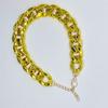 Accessori per animali domestici transnazionali: collana per animali dorata, prodotti in plastica, catenina dorata per foto, confezione universale in OPP per cani e gatti.