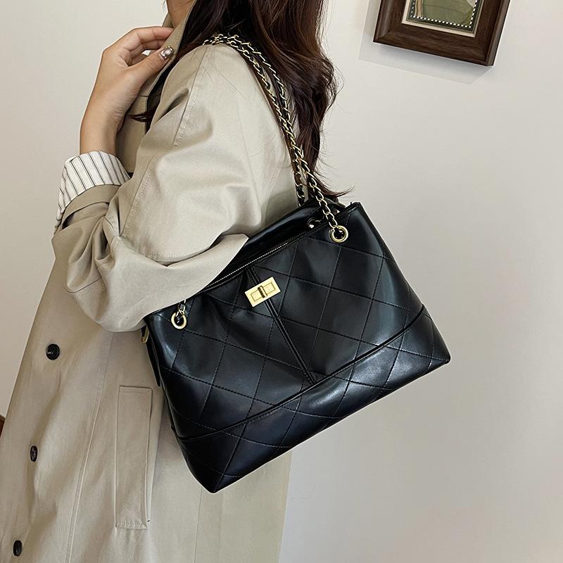 Popular Bucket Bag Women's Autumn and Winter 2025 New High-end Diamond Chain Bag Fashionable Versatile Shoulder Messenger Bag