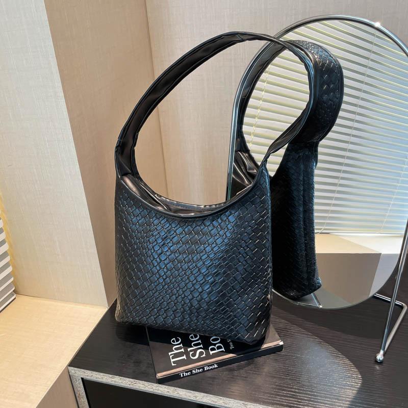 Woven pattern casual 2025 new trendy soft casual minimalist style retro tote shoulder bag