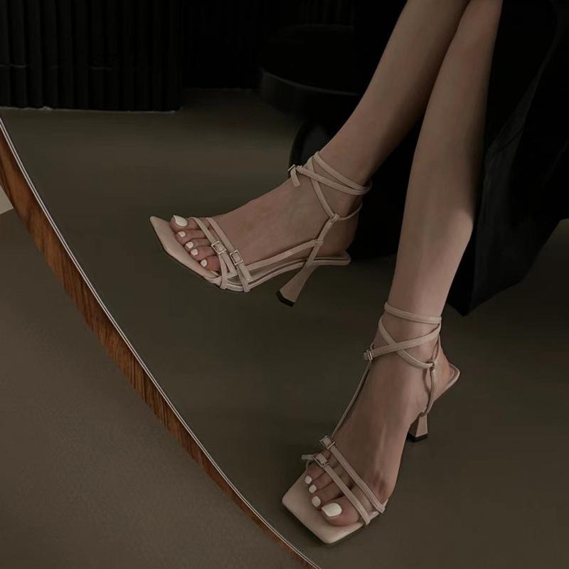 2025 Frühling und Herbst neue Mode vielseitiger Feenstil offene Zehen Wort mit quadratischem Kopf High Heel Sandalen Frau