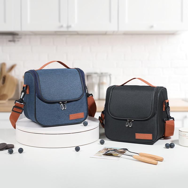 Izolowana torba na lunch crossbody: Gruba folia aluminiowa dla przedłużonej świeżości i zachowania zimna.