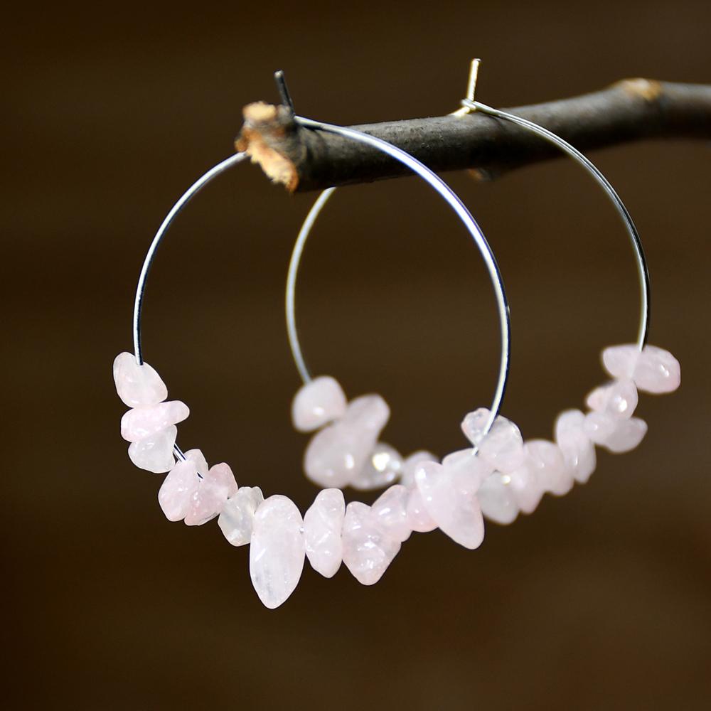 

Bohemian Natural Stone Chips Beaded Hoop Earrings Women Colorful Turquoise Amazonite Amethyst Rose Quartz Ear Zircon рожевий кварц кольору