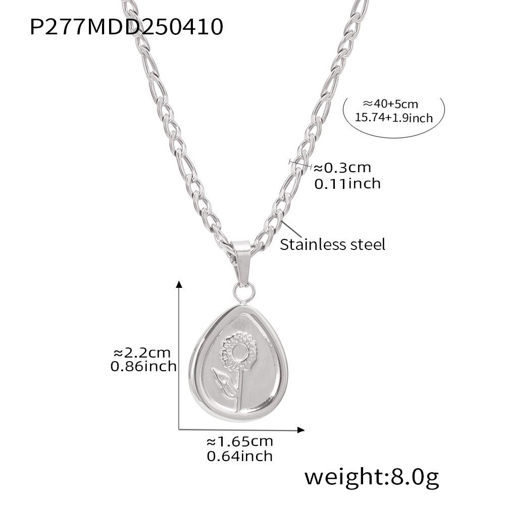 Qiong Yao Minimalist Heart-Shaped Embossed Flower Pendant Necklace in 18K Gold - Versatile, Fashionable, High-End Accessory