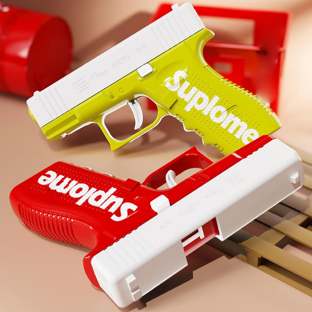 In summer, manually press the water gun to spray water with high pressure and long range, causing continuous water fights indoor