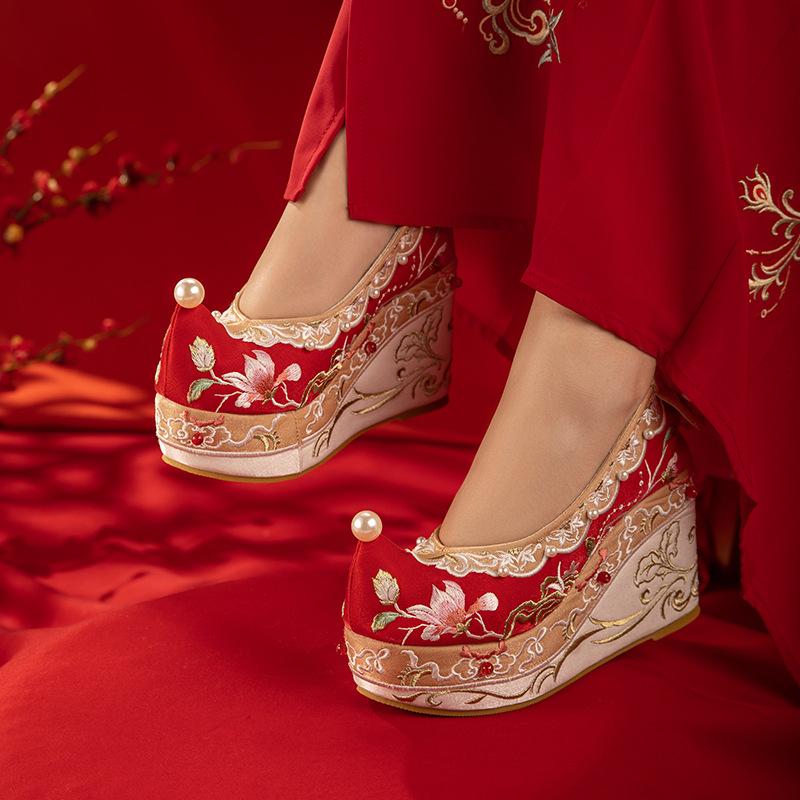 

Обувь ханьфу на высоком каблуке, старинная обувь с покатым каблуком, старинная вышитая обувь с жемчугом, изготовленная на заказ, с деформированной головкой, внутренняя высота увеличивается, бант, свадебная обувь 39